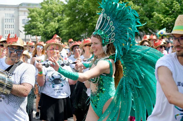 Die Parade zum 30. Karneval der Kulturen zieht durch Berlin-Friedrichshain. Etwa 4000 Akteurinnen und Akteure in etwa 67 verschiedenen Gruppen und Umzugswagen nehmen an der Parade teil. Berlin, 24.05.2026 *** The parade for the 30th Carnival of Cultures passes through Berlin Friedrichshain Around 4,000 participants in around 67 different groups and floats take part in the parade Berlin, 24 05 2026 Foto:xM.xBehrensx xFuturexImagex karneval_6508