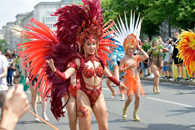 Die Parade zum 30. Karneval der Kulturen zieht durch Berlin-Friedrichshain. Etwa 4000 Akteurinnen und Akteure in etwa 67 verschiedenen Gruppen und Umzugswagen nehmen an der Parade teil. Berlin, 24.05.2026 *** The parade for the 30th Carnival of Cultures passes through Berlin Friedrichshain Around 4,000 participants in around 67 different groups and floats take part in the parade Berlin, 24 05 2026 Foto:xM.xBehrensx xFuturexImagex karneval_6513