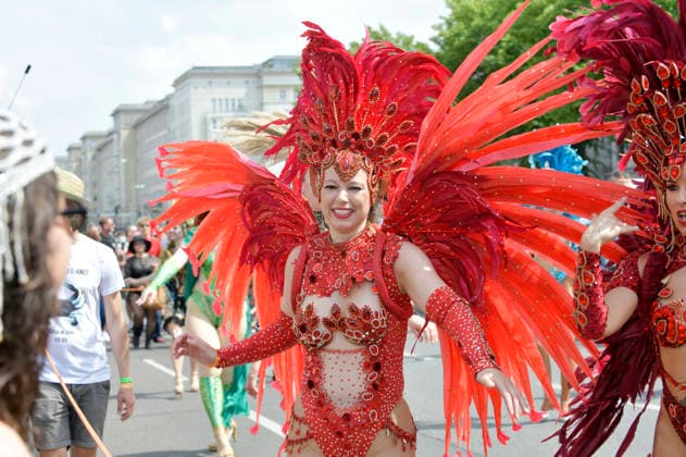 Die Parade zum 30. Karneval der Kulturen zieht durch Berlin-Friedrichshain. Etwa 4000 Akteurinnen und Akteure in etwa 67 verschiedenen Gruppen und Umzugswagen nehmen an der Parade teil. Berlin, 24.05.2026 *** The parade for the 30th Carnival of Cultures passes through Berlin Friedrichshain Around 4,000 participants in around 67 different groups and floats take part in the parade Berlin, 24 05 2026 Foto:xM.xBehrensx xFuturexImagex karneval_6514