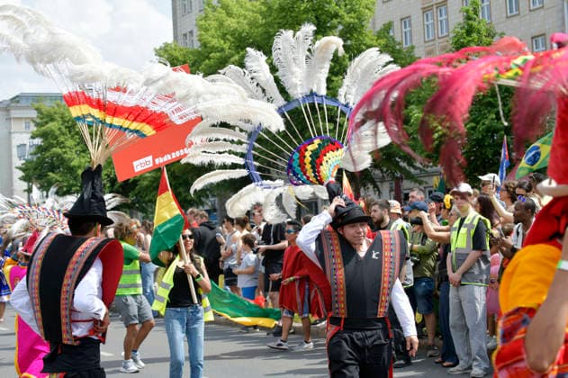 Die Parade zum 30. Karneval der Kulturen zieht durch Berlin-Friedrichshain. Etwa 4000 Akteurinnen und Akteure in etwa 67 verschiedenen Gruppen und Umzugswagen nehmen an der Parade teil. Berlin, 24.05.2026 *** The parade for the 30th Carnival of Cultures passes through Berlin Friedrichshain Around 4,000 participants in around 67 different groups and floats take part in the parade Berlin, 24 05 2026 Foto:xM.xBehrensx xFuturexImagex karneval_6515
