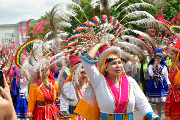 Die Parade zum 30. Karneval der Kulturen zieht durch Berlin-Friedrichshain. Etwa 4000 Akteurinnen und Akteure in etwa 67 verschiedenen Gruppen und Umzugswagen nehmen an der Parade teil. Berlin, 24.05.2026 *** The parade for the 30th Carnival of Cultures passes through Berlin Friedrichshain Around 4,000 participants in around 67 different groups and floats take part in the parade Berlin, 24 05 2026 Foto:xM.xBehrensx xFuturexImagex karneval_6517