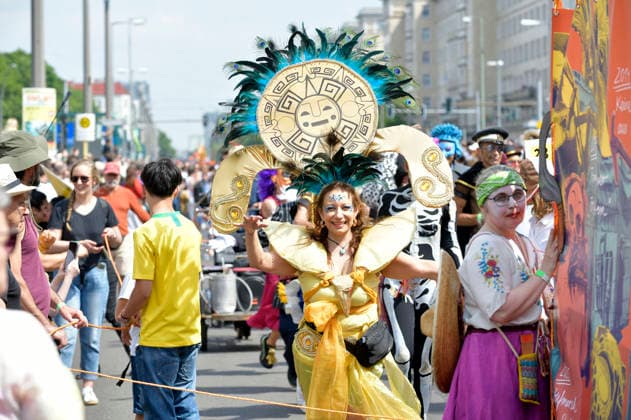 Die Parade zum 30. Karneval der Kulturen zieht durch Berlin-Friedrichshain. Etwa 4000 Akteurinnen und Akteure in etwa 67 verschiedenen Gruppen und Umzugswagen nehmen an der Parade teil. Berlin, 24.05.2026 *** The parade for the 30th Carnival of Cultures passes through Berlin Friedrichshain Around 4,000 participants in around 67 different groups and floats take part in the parade Berlin, 24 05 2026 Foto:xM.xBehrensx xFuturexImagex karneval_6520