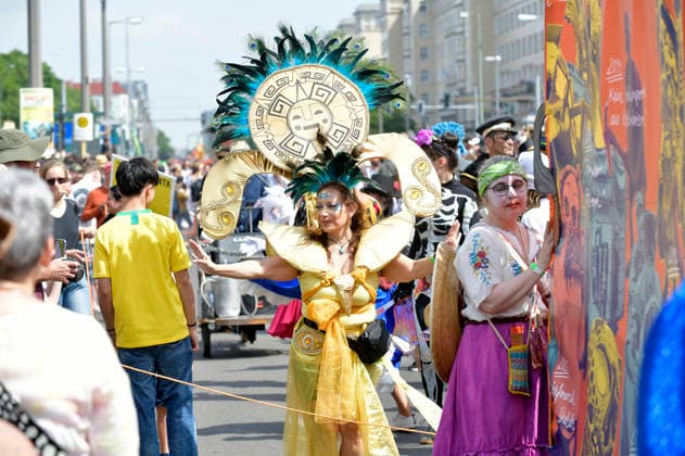 Die Parade zum 30. Karneval der Kulturen zieht durch Berlin-Friedrichshain. Etwa 4000 Akteurinnen und Akteure in etwa 67 verschiedenen Gruppen und Umzugswagen nehmen an der Parade teil. Berlin, 24.05.2026 *** The parade for the 30th Carnival of Cultures passes through Berlin Friedrichshain Around 4,000 participants in around 67 different groups and floats take part in the parade Berlin, 24 05 2026 Foto:xM.xBehrensx xFuturexImagex karneval_6521
