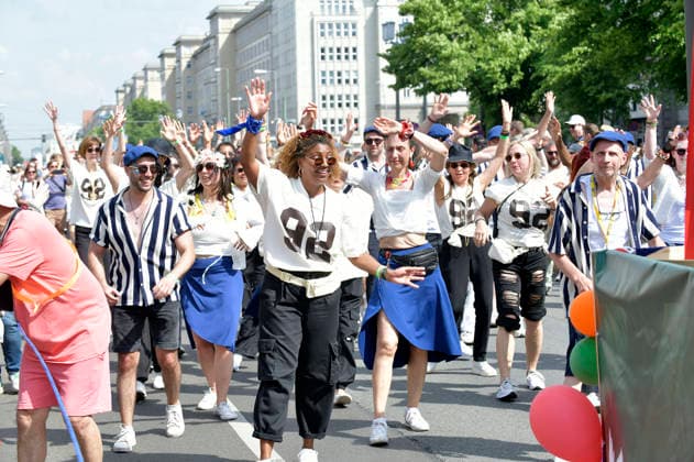 Die Parade zum 30. Karneval der Kulturen zieht durch Berlin-Friedrichshain. Etwa 4000 Akteurinnen und Akteure in etwa 67 verschiedenen Gruppen und Umzugswagen nehmen an der Parade teil. Berlin, 24.05.2026 *** The parade for the 30th Carnival of Cultures passes through Berlin Friedrichshain Around 4,000 participants in around 67 different groups and floats take part in the parade Berlin, 24 05 2026 Foto:xM.xBehrensx xFuturexImagex karneval_6525