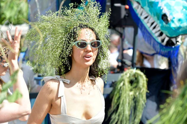 Die Parade zum 30. Karneval der Kulturen zieht durch Berlin-Friedrichshain. Etwa 4000 Akteurinnen und Akteure in etwa 67 verschiedenen Gruppen und Umzugswagen nehmen an der Parade teil. Berlin, 24.05.2026 *** The parade for the 30th Carnival of Cultures passes through Berlin Friedrichshain Around 4,000 participants in around 67 different groups and floats take part in the parade Berlin, 24 05 2026 Foto:xM.xBehrensx xFuturexImagex karneval_6527