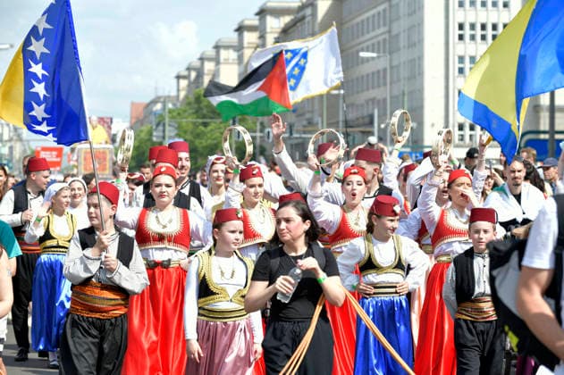 Die Parade zum 30. Karneval der Kulturen zieht durch Berlin-Friedrichshain. Etwa 4000 Akteurinnen und Akteure in etwa 67 verschiedenen Gruppen und Umzugswagen nehmen an der Parade teil. Berlin, 24.05.2026 *** The parade for the 30th Carnival of Cultures passes through Berlin Friedrichshain Around 4,000 participants in around 67 different groups and floats take part in the parade Berlin, 24 05 2026 Foto:xM.xBehrensx xFuturexImagex karneval_6528