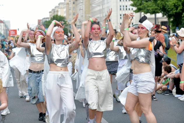 Die Parade zum 30. Karneval der Kulturen zieht durch Berlin-Friedrichshain. Etwa 4000 Akteurinnen und Akteure in etwa 67 verschiedenen Gruppen und Umzugswagen nehmen an der Parade teil. Berlin, 24.05.2026 *** The parade for the 30th Carnival of Cultures passes through Berlin Friedrichshain Around 4,000 participants in around 67 different groups and floats take part in the parade Berlin, 24 05 2026 Foto:xM.xBehrensx xFuturexImagex karneval_6531