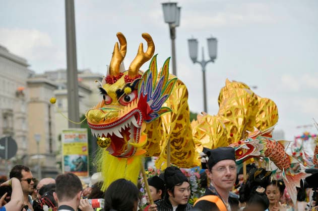 Die Parade zum 30. Karneval der Kulturen zieht durch Berlin-Friedrichshain. Etwa 4000 Akteurinnen und Akteure in etwa 67 verschiedenen Gruppen und Umzugswagen nehmen an der Parade teil. Berlin, 24.05.2026 *** The parade for the 30th Carnival of Cultures passes through Berlin Friedrichshain Around 4,000 participants in around 67 different groups and floats take part in the parade Berlin, 24 05 2026 Foto:xM.xBehrensx xFuturexImagex karneval_6532