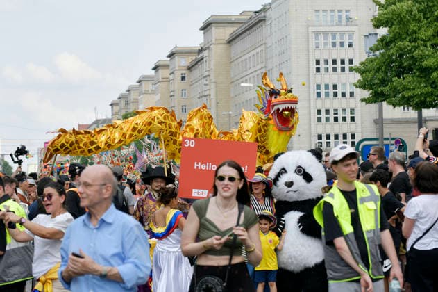 Die Parade zum 30. Karneval der Kulturen zieht durch Berlin-Friedrichshain. Etwa 4000 Akteurinnen und Akteure in etwa 67 verschiedenen Gruppen und Umzugswagen nehmen an der Parade teil. Berlin, 24.05.2026 *** The parade for the 30th Carnival of Cultures passes through Berlin Friedrichshain Around 4,000 participants in around 67 different groups and floats take part in the parade Berlin, 24 05 2026 Foto:xM.xBehrensx xFuturexImagex karneval_6533
