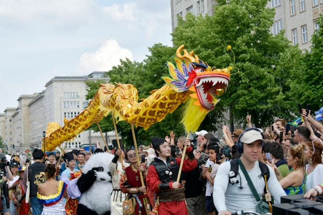 Die Parade zum 30. Karneval der Kulturen zieht durch Berlin-Friedrichshain. Etwa 4000 Akteurinnen und Akteure in etwa 67 verschiedenen Gruppen und Umzugswagen nehmen an der Parade teil. Berlin, 24.05.2026 *** The parade for the 30th Carnival of Cultures passes through Berlin Friedrichshain Around 4,000 participants in around 67 different groups and floats take part in the parade Berlin, 24 05 2026 Foto:xM.xBehrensx xFuturexImagex karneval_6534