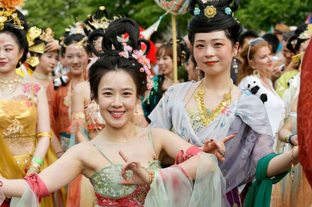 Die Parade zum 30. Karneval der Kulturen zieht durch Berlin-Friedrichshain. Etwa 4000 Akteurinnen und Akteure in etwa 67 verschiedenen Gruppen und Umzugswagen nehmen an der Parade teil. Berlin, 24.05.2026 *** The parade for the 30th Carnival of Cultures passes through Berlin Friedrichshain Around 4,000 participants in around 67 different groups and floats take part in the parade Berlin, 24 05 2026 Foto:xM.xBehrensx xFuturexImagex karneval_6536