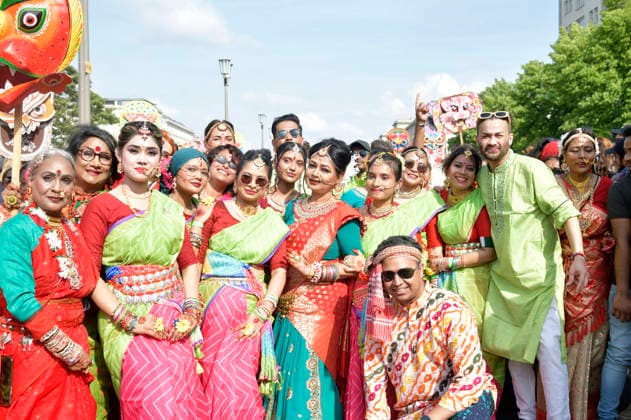 Die Parade zum 30. Karneval der Kulturen zieht durch Berlin-Friedrichshain. Etwa 4000 Akteurinnen und Akteure in etwa 67 verschiedenen Gruppen und Umzugswagen nehmen an der Parade teil. Berlin, 24.05.2026 *** The parade for the 30th Carnival of Cultures passes through Berlin Friedrichshain Around 4,000 participants in around 67 different groups and floats take part in the parade Berlin, 24 05 2026 Foto:xM.xBehrensx xFuturexImagex karneval_6539