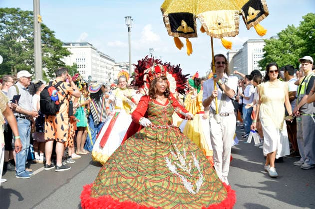 Die Parade zum 30. Karneval der Kulturen zieht durch Berlin-Friedrichshain. Etwa 4000 Akteurinnen und Akteure in etwa 67 verschiedenen Gruppen und Umzugswagen nehmen an der Parade teil. Berlin, 24.05.2026 *** The parade for the 30th Carnival of Cultures passes through Berlin Friedrichshain Around 4,000 participants in around 67 different groups and floats take part in the parade Berlin, 24 05 2026 Foto:xM.xBehrensx xFuturexImagex karneval_6545