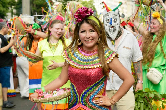 Die Parade zum 30. Karneval der Kulturen zieht durch Berlin-Friedrichshain. Etwa 4000 Akteurinnen und Akteure in etwa 67 verschiedenen Gruppen und Umzugswagen nehmen an der Parade teil. Berlin, 24.05.2026 *** The parade for the 30th Carnival of Cultures passes through Berlin Friedrichshain Around 4,000 participants in around 67 different groups and floats take part in the parade Berlin, 24 05 2026 Foto:xM.xBehrensx xFuturexImagex karneval_6548