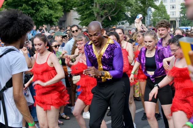Die Parade zum 30. Karneval der Kulturen zieht durch Berlin-Friedrichshain. Etwa 4000 Akteurinnen und Akteure in etwa 67 verschiedenen Gruppen und Umzugswagen nehmen an der Parade teil. Berlin, 24.05.2026 *** The parade for the 30th Carnival of Cultures passes through Berlin Friedrichshain Around 4,000 participants in around 67 different groups and floats take part in the parade Berlin, 24 05 2026 Foto:xM.xBehrensx xFuturexImagex karneval_6549