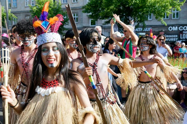 Die Parade zum 30. Karneval der Kulturen zieht durch Berlin-Friedrichshain. Etwa 4000 Akteurinnen und Akteure in etwa 67 verschiedenen Gruppen und Umzugswagen nehmen an der Parade teil. Berlin, 24.05.2026 *** The parade for the 30th Carnival of Cultures passes through Berlin Friedrichshain Around 4,000 participants in around 67 different groups and floats take part in the parade Berlin, 24 05 2026 Foto:xM.xBehrensx xFuturexImagex karneval_6554