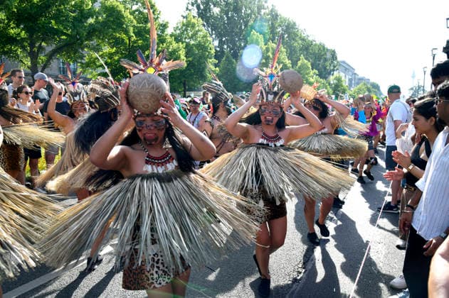 Die Parade zum 30. Karneval der Kulturen zieht durch Berlin-Friedrichshain. Etwa 4000 Akteurinnen und Akteure in etwa 67 verschiedenen Gruppen und Umzugswagen nehmen an der Parade teil. Berlin, 24.05.2026 *** The parade for the 30th Carnival of Cultures passes through Berlin Friedrichshain Around 4,000 participants in around 67 different groups and floats take part in the parade Berlin, 24 05 2026 Foto:xM.xBehrensx xFuturexImagex karneval_6555