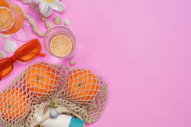 Flatlay-Aufnahme eines erfrischenden Sommergetränks mit tropischen Früchten und Sonnenbrille vor rosa Hintergrund Flatlay-Aufnahme eines erfrischenden Sommergetränks mit tropischen Früchten und Sonnenbrille vor rosa Hintergrund (License=RF) Copyright: xZoonar.com WICHAYADAxSUWANNACHUNx 25077728