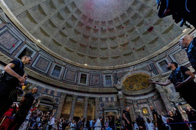 May 24, 2026, Rome, Italia, Italy: Pentecost celebration in the Pantheon Basilica with a shower of red rose petals, Rome, May 24, 2026 Rome Italy  - ZUMAa289 20260524_zia_a289_001 Copyright: xFrancescoxFotiax