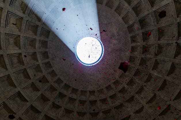 May 24, 2026, Rome, Italia, Italy: Pentecost celebration in the Pantheon Basilica with a shower of red rose petals, Rome, May 24, 2026 Rome Italy  - ZUMAa289 20260524_zia_a289_002 Copyright: xFrancescoxFotiax