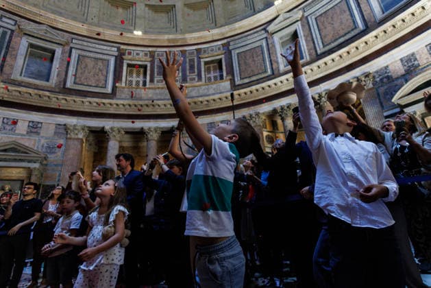 May 24, 2026, Rome, Italia, Italy: Pentecost celebration in the Pantheon Basilica with a shower of red rose petals, Rome, May 24, 2026 Rome Italy  - ZUMAa289 20260524_zia_a289_004 Copyright: xFrancescoxFotiax