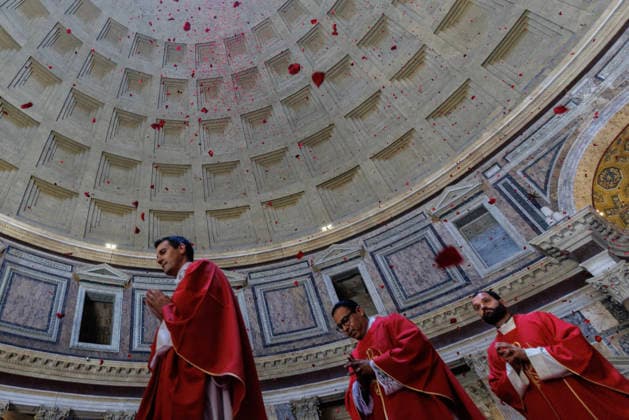 May 24, 2026, Rome, Italia, Italy: Pentecost celebration in the Pantheon Basilica with a shower of red rose petals, Rome, May 24, 2026 Rome Italy  - ZUMAa289 20260524_zia_a289_005 Copyright: xFrancescoxFotiax