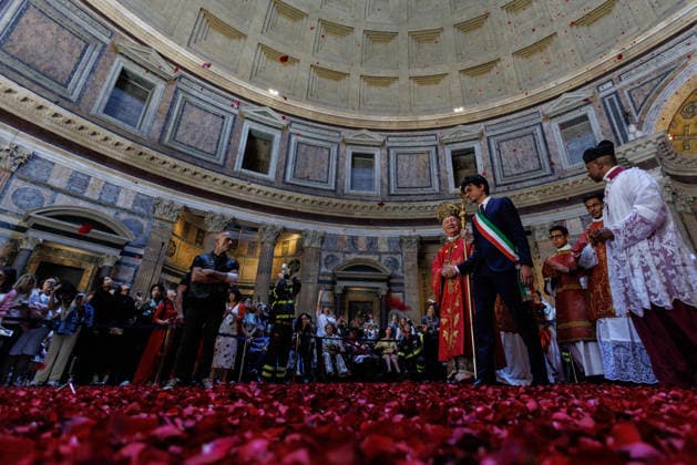 May 24, 2026, Rome, Italia, Italy: Pentecost celebration in the Pantheon Basilica with a shower of red rose petals, Rome, May 24, 2026 Rome Italy  - ZUMAa289 20260524_zia_a289_008 Copyright: xFrancescoxFotiax