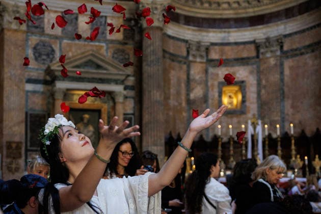 May 24, 2026, Rome, Italia, Italy: Pentecost celebration in the Pantheon Basilica with a shower of red rose petals, Rome, May 24, 2026 Rome Italy  - ZUMAa289 20260524_zia_a289_011 Copyright: xFrancescoxFotiax