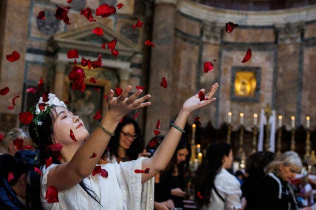 May 24, 2026, Rome, Italia, Italy: Pentecost celebration in the Pantheon Basilica with a shower of red rose petals, Rome, May 24, 2026 Rome Italy  - ZUMAa289 20260524_zia_a289_012 Copyright: xFrancescoxFotiax