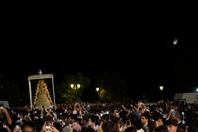 La Virgen del Rocio procession after jumping the fence at 3 08 hours La Virgen del Rocio procession through the village on his visit to the 127 affiliates A May 25, 2026 in El Rocio, Huelva Andalusia, Spain La Virgen del Rocio has left his hermitage about 03.08 hours this Monday, Day of Pentecost, to go through the village in Almonte Huelva and procession in her visit to the 127 affiliates who have made the pilgrimage there for yet another year The Patroness of Almote is dressed in the full dress of the Montpensier family, recently restored at the Andalusian Institute of Historical Heritage 25 MAY 2026 Joaquín Arjona 25 05 2026 El Rocio, Huelva Andalucia, Esp El Rocio, Huelva Andalucia, Espana  Copyright: xJoaquinxArjonax 7548188