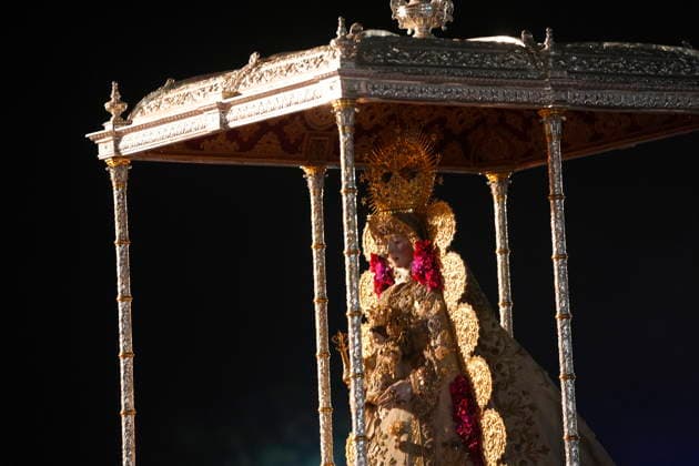 La Virgen del Rocio procession after jumping the fence at 3 08 hours La Virgen del Rocio procession through the village on his visit to the 127 affiliates A May 25, 2026 in El Rocio, Huelva Andalusia, Spain La Virgen del Rocio has left his hermitage about 03.08 hours this Monday, Day of Pentecost, to go through the village in Almonte Huelva and procession in her visit to the 127 affiliates who have made the pilgrimage there for yet another year. The Patroness of Almote is dressed in the full dress of the Montpensier family, recently restored at the Andalusian Institute of Historical Heritage 25 MAY 2026 Joaquín Arjona 25 05 2026 El Rocio, Huelva Andalucia, Esp El Rocio, Huelva Andalucia, Espana  Copyright: xJoaquinxArjonax 7548191