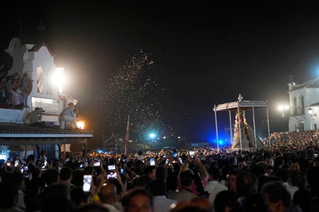 La Virgen del Rocio procession after jumping the fence at 3 08 hours La Virgen del Rocio procession through the village on his visit to the 127 affiliates A May 25, 2026 in El Rocio, Huelva Andalusia, Spain La Virgen del Rocio has left his hermitage about 03.08 hours this Monday, Day of Pentecost, to go through the village in Almonte Huelva and procession in her visit to the 127 affiliates who have made the pilgrimage there for yet another year. The Patroness of Almote is dressed in the full dress of the Montpensier family, recently restored at the Andalusian Institute of Historical Heritage 25 MAY 2026 Joaquín Arjona 25 05 2026 El Rocio, Huelva Andalucia, Esp El Rocio, Huelva Andalucia, Espana  Copyright: xJoaquinxArjonax 7548192