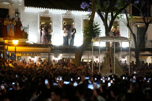 La Virgen del Rocio procession after jumping the fence at 3 08 hours La Virgen del Rocio procession through the village on his visit to the 127 affiliates A May 25, 2026 in El Rocio, Huelva Andalusia, Spain La Virgen del Rocio has left his hermitage about 03.08 hours this Monday, Day of Pentecost, to go through the village in Almonte Huelva and procession in her visit to the 127 affiliates who have made the pilgrimage there for yet another year. The Patroness of Almote is dressed in the full dress of the Montpensier family, recently restored at the Andalusian Institute of Historical Heritage 25 MAY 2026 Joaquín Arjona 25 05 2026 El Rocio, Huelva Andalucia, Esp El Rocio, Huelva Andalucia, Espana  Copyright: xJoaquinxArjonax 7548193