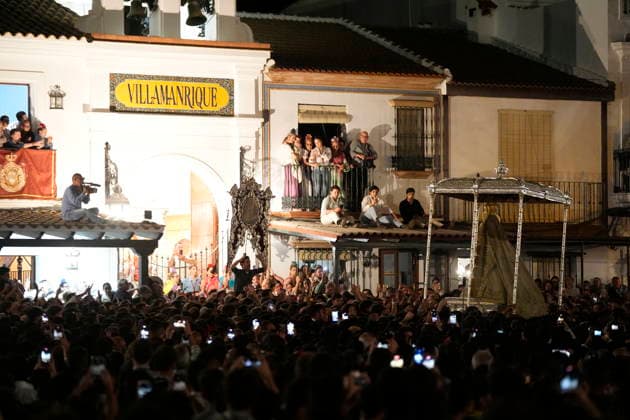 La Virgen del Rocio procession after jumping the fence at 3 08 hours La Virgen del Rocio procession through the village on his visit to the 127 affiliates A May 25, 2026 in El Rocio, Huelva Andalusia, Spain La Virgen del Rocio has left his hermitage about 03.08 hours this Monday, Day of Pentecost, to go through the village in Almonte Huelva and procession in her visit to the 127 affiliates who have made the pilgrimage there for yet another year. The Patroness of Almote is dressed in the full dress of the Montpensier family, recently restored at the Andalusian Institute of Historical Heritage 25 MAY 2026 Joaquín Arjona 25 05 2026 El Rocio, Huelva Andalucia, Esp El Rocio, Huelva Andalucia, Espana  Copyright: xJoaquinxArjonax 7548194