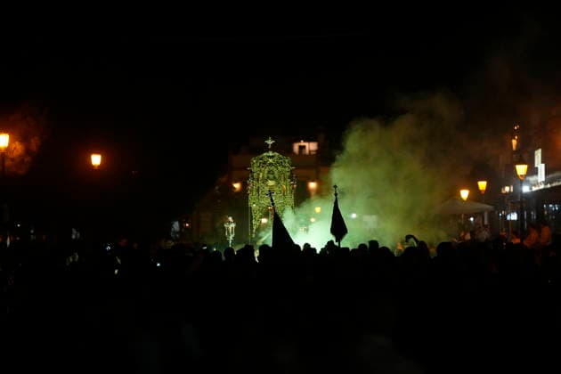 La Virgen del Rocio procession after jumping the fence at 3 08 hours La Virgen del Rocio procession through the village on his visit to the 127 affiliates A May 25, 2026 in El Rocio, Huelva Andalusia, Spain La Virgen del Rocio has left his hermitage about 03.08 hours this Monday, Day of Pentecost, to go through the village in Almonte Huelva and procession in her visit to the 127 affiliates who have made the pilgrimage there for yet another year. The Patroness of Almote is dressed in the full dress of the Montpensier family, recently restored at the Andalusian Institute of Historical Heritage 25 MAY 2026 Joaquín Arjona 25 05 2026 El Rocio, Huelva Andalucia, Esp El Rocio, Huelva Andalucia, Espana  Copyright: xJoaquinxArjonax 7548185
