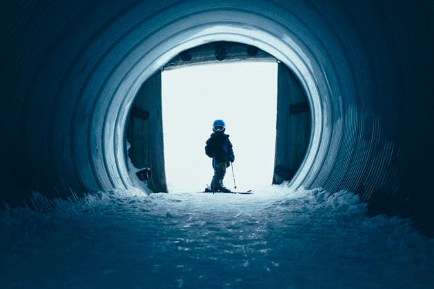 Young skier stands at the end of a snow tunnel Whistler, British Columbia, Canada CR_PSFZ260513B-2025776-01 ,model released, Symbolfoto