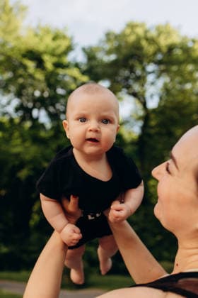 Cute baby held by mother outdoors in summer park CR_RDQW260513-2017799-01 ,model released, Symbolfoto