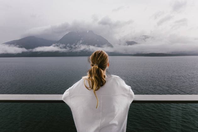 Blond teen girl looking out on balcony of cruise ship at mountains Seattle, Washington, United States CR_WVNP260513D-1981690-01 ,model released, Symbolfoto