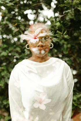 Double exposure of image of a black woman in a garden South Africa, Western Cape, Cape Town CR_YNJN260513-2015981-01 ,model released, Symbolfoto