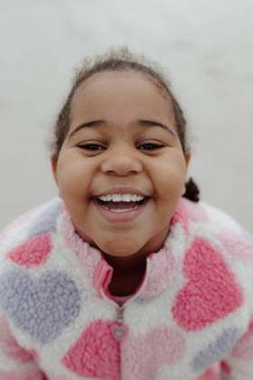 Young mixed race girl on the beach in winter Cape Town, Western Cape, South Africa CR_YNJN260513E2-2012703-01 ,model released, Symbolfoto