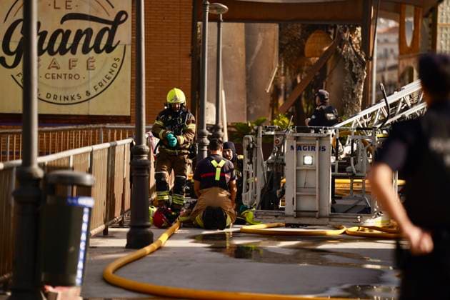 A fire forces the eviction of a hotel in the center of Malaga Firefighters Malaga working on extinguishing a fire in a hotel in the capital A 25 May 2026 in Malaga Andalusia, Spain The fire on the first floor of a hotel in the center of Malaga in the early hours of Monday May 25 has forced the eviction of the entire establishment without for the moment there have been personal injuries, as reported by the 112, belonging to the Emergency Agency of Andalusia The fire started at about 01 26 hours when witnesses have alerted of flames on the first floor of the hotel located in Cerrojo street 25 MAY 2026 Malaga Andalucia, Spain Malaga Andalucia, Spain Spain Spain  Copyright: xÃlexxZeax 7548303