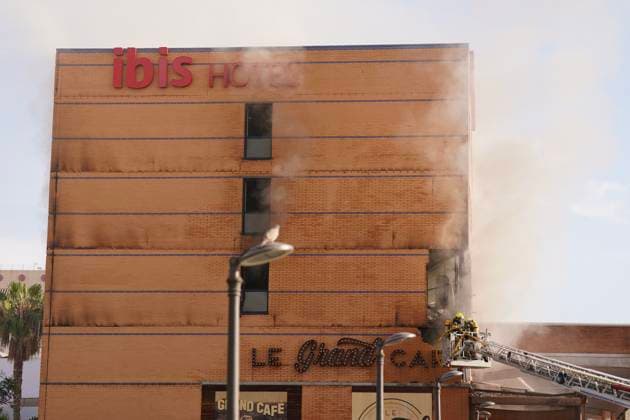A fire forces the eviction of a hotel in the center of Malaga Firefighters Malaga working on extinguishing a fire in a hotel in the capital A 25 May 2026 in Malaga Andalusia, Spain The fire on the first floor of a hotel in the center of Malaga in the early hours of Monday May 25 has forced the eviction of the entire establishment without for the moment there have been personal injuries, as reported by the 112, belonging to the Emergency Agency of Andalusia The fire started at about 01 26 hours when witnesses have alerted of flames on the first floor of the hotel located in Cerrojo street 25 MAY 2026 Malaga Andalucia, Spain Malaga Andalucia, Spain Spain Spain  Copyright: xÃlexxZeax 7548312