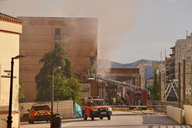 A fire forces the eviction of a hotel in the center of Malaga Firefighters Malaga working on extinguishing a fire in a hotel in the capital A 25 May 2026 in Malaga Andalusia, Spain The fire on the first floor of a hotel in the center of Malaga in the early hours of Monday May 25 has forced the eviction of the entire establishment without for the moment there have been personal injuries, as reported by the 112, belonging to the Emergency Agency of Andalusia The fire started at about 01 26 hours when witnesses have alerted of flames on the first floor of the hotel located in Cerrojo street 25 MAY 2026 Malaga Andalucia, Spain Malaga Andalucia, Spain Spain Spain  Copyright: xÃlexxZeax 7548315