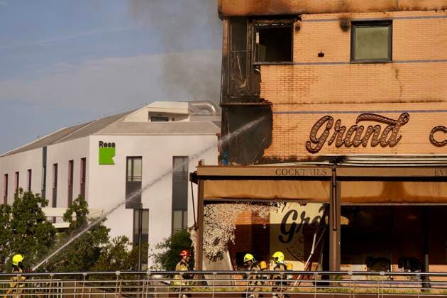 A fire forces the eviction of a hotel in the center of Malaga Firefighters Malaga working on extinguishing a fire in a hotel in the capital A 25 May 2026 in Malaga Andalusia, Spain The fire on the first floor of a hotel in the center of Malaga in the early hours of Monday May 25 has forced the eviction of the entire establishment without for the moment there have been personal injuries, as reported by the 112, belonging to the Emergency Agency of Andalusia The fire started at about 01 26 hours when witnesses have alerted of flames on the first floor of the hotel located in Cerrojo street 25 MAY 2026 Malaga Andalucia, Spain Malaga Andalucia, Spain Spain Spain  Copyright: xÃlexxZeax 7548305