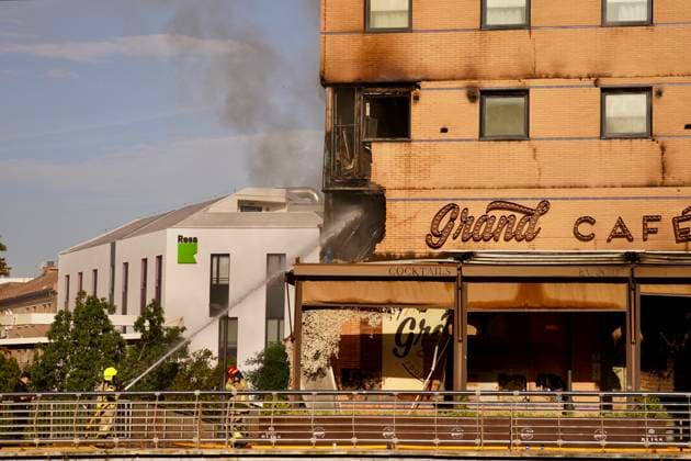 A fire forces the eviction of a hotel in the center of Malaga Firefighters Malaga working on extinguishing a fire in a hotel in the capital A 25 May 2026 in Malaga Andalusia, Spain The fire on the first floor of a hotel in the center of Malaga in the early hours of Monday May 25 has forced the eviction of the entire establishment without for the moment there have been personal injuries, as reported by the 112, belonging to the Emergency Agency of Andalusia The fire started at about 01 26 hours when witnesses have alerted of flames on the first floor of the hotel located in Cerrojo street 25 MAY 2026 Malaga Andalucia, Spain Malaga Andalucia, Spain Spain Spain  Copyright: xÃlexxZeax 7548306