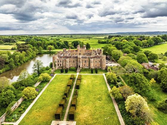 Herstmonceux Castle Estate and Gardens from a drohne, Hailsham, East Sussex, England, Großbritannien Herstmonceux Castle Estate and Gardens from a drone, Hailsham, East Sussex, England, United Kingdom Copyright: imageBROKER MaciejxOlszewski ibxmao17811125.jpg