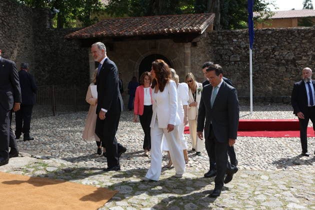The King presents the XIX Carlos V European Award at the Monastery of Yuste Cáceres King Felipe VI, the Vice President of the European Commission, Teresa Ribera, the Minister of Foreign Affairs, José Manuel Albares, the President of the Junta de Extremadura, María Guardiola, the acting President of the Junta de Andalucía, Juanma Moreno, and the Councilor of Budapest Kata Tütto, on their arrival at the presentation of the XIX Carlos V European Award to the European Committee of the Regions, at the Monastery of San Jerónimo de Yuste, on May 25, 2026, in Cuacos de Yuste, Cáceres, Extremadura Spain The award was received by the acting president of the Junta de Andalucía, Juanma Moreno, and the councilor of Budapest, Kata Tütto, co-presidents o Copyright: xJorgexArmestarx 7548380