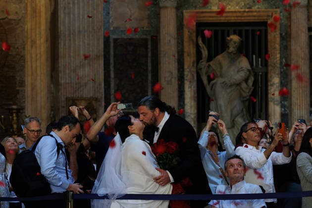 May 24, 2026, Rome, Italia, Italy: Pentecost celebration in the Pantheon Basilica with a shower of red rose petals, Rome, May 24, 2026 Rome Italy  - ZUMAa289 20260524_zia_a289_108 Copyright: xFrancescoxFotiax
