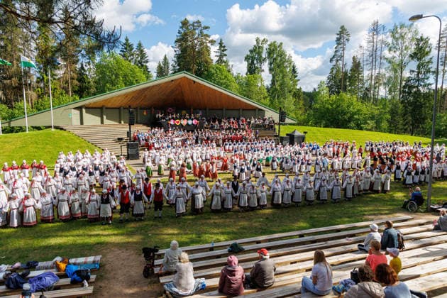 Polva, 24.05.2026. The 32nd South Estonian Memme-Taadi Festival at the Intsikurmu song festival grounds in Polva. The event brought together nearly 1,000 performers from senior singing groups, dance collectives, and folk musicians across four southern counties. Photo Arvo Meeks, Louna-Eesti Postimees Polva Polvamaa Estonia 2MA25MAI2026A004  Copyright: xArvoxMeeksx Folk dancers in colorful traditional costumes