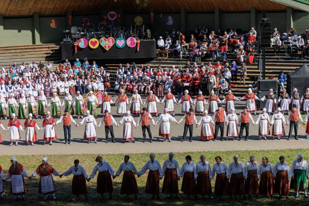 Polva, 24.05.2026. The 32nd South Estonian Memme-Taadi Festival at the Intsikurmu song festival grounds in Polva. The event brought together nearly 1,000 performers from senior singing groups, dance collectives, and folk musicians across four southern counties. Photo Arvo Meeks, Louna-Eesti Postimees Polva Polvamaa Estonia 2MA25MAI2026A038  Copyright: xArvoxMeeksx Folk dancers in colorful traditional costumes